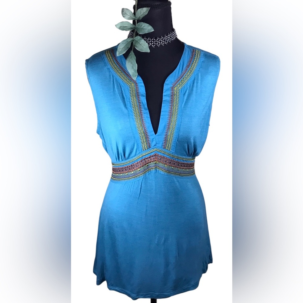 SLEEVELESS BOHO TOP COLOR EMBROIDERED DETAIL